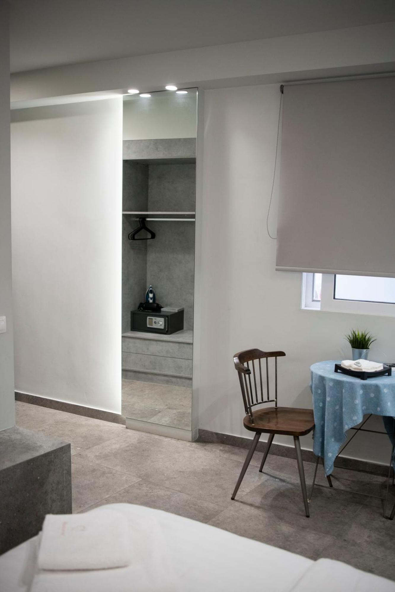 Rooster Suites Atene Esterno foto